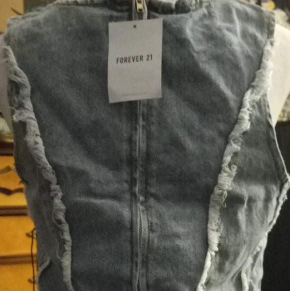 New,with tags light blue frayed denim sleeveless  cropped top, back zip size med - Picture 4 of 6